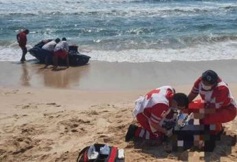 Policía Acuática le salva la vida a turista de Durango arrastrado por el mar en Mazatlán 
