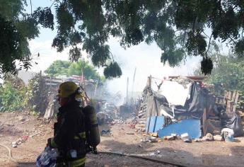 Familia pierde todo al quemarse su casa en Haciendas del Valle, en Culiacán