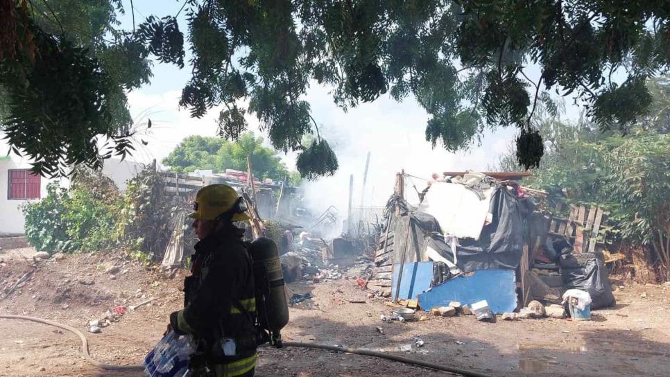 Familia pierde todo al quemarse su casa en Haciendas del Valle, en Culiacán