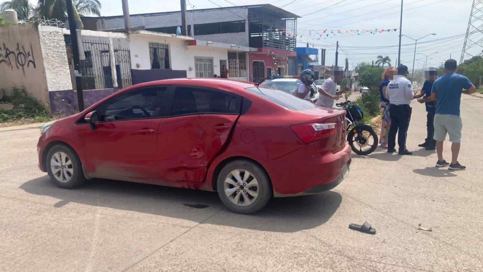 Motociclista se estrella contra sedán en Mazatlán 