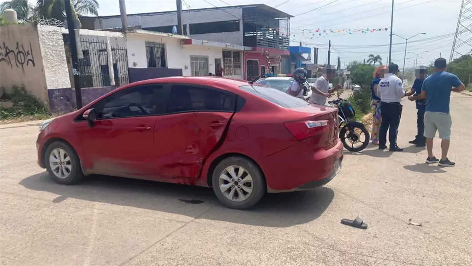 La motocicleta se impactó contra el costado del sedán. FOTO: Alfredo Juárez.