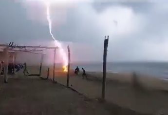 Mueren dos personas alcanzadas por un rayo en la playa | VIDEO