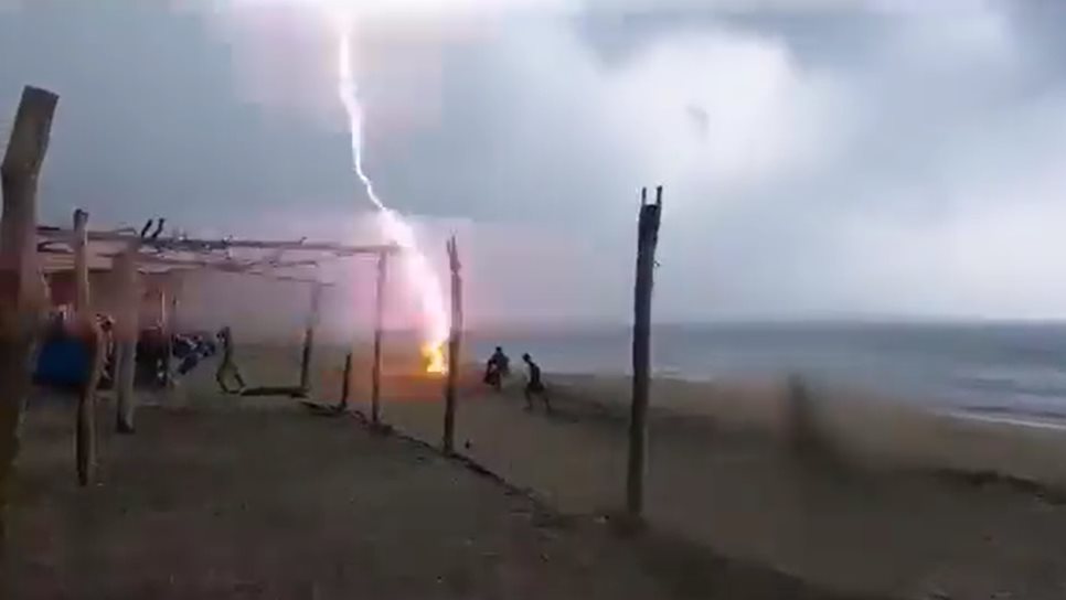 Mueren dos personas alcanzadas por un rayo en la playa | VIDEO