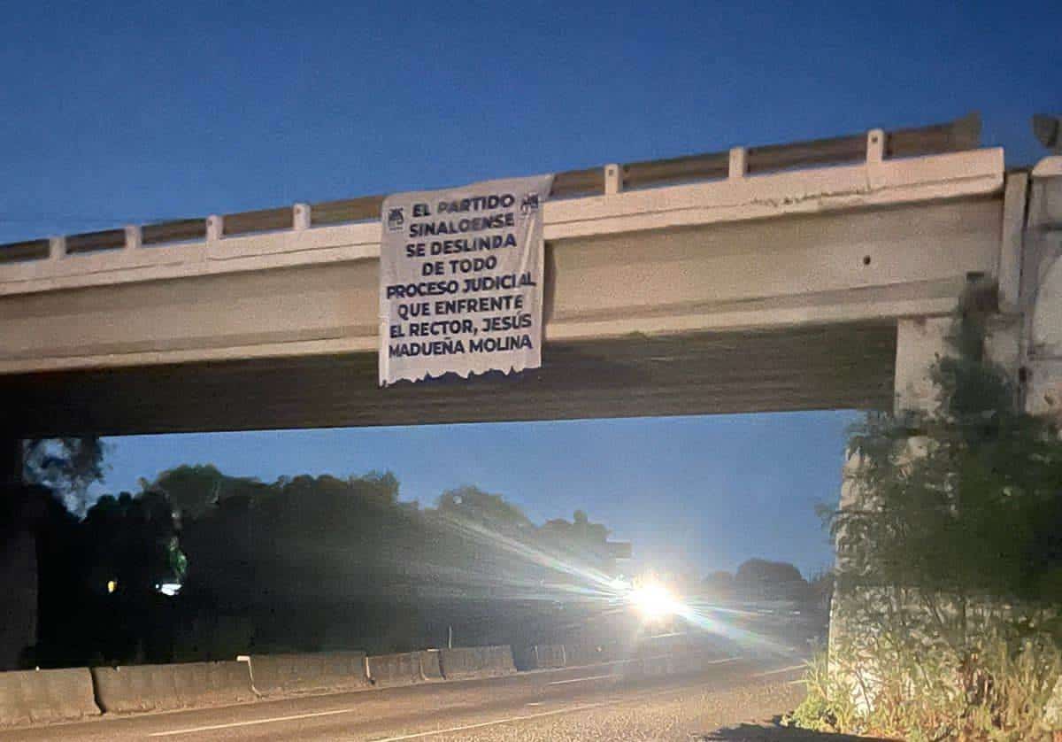 Una de las mantas colocadas en un puente en contra del Rector de la UAS. FOTO: Cortesía
