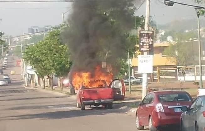Se incendia camioneta en la zona norte de Culiacán