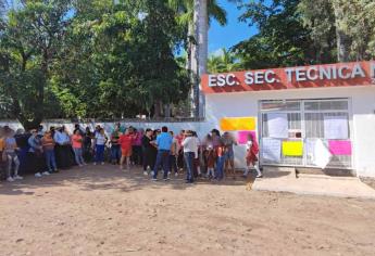 Paran clases y amenazan con cerrar vialidades en secundaria de Charay, El Fuerte