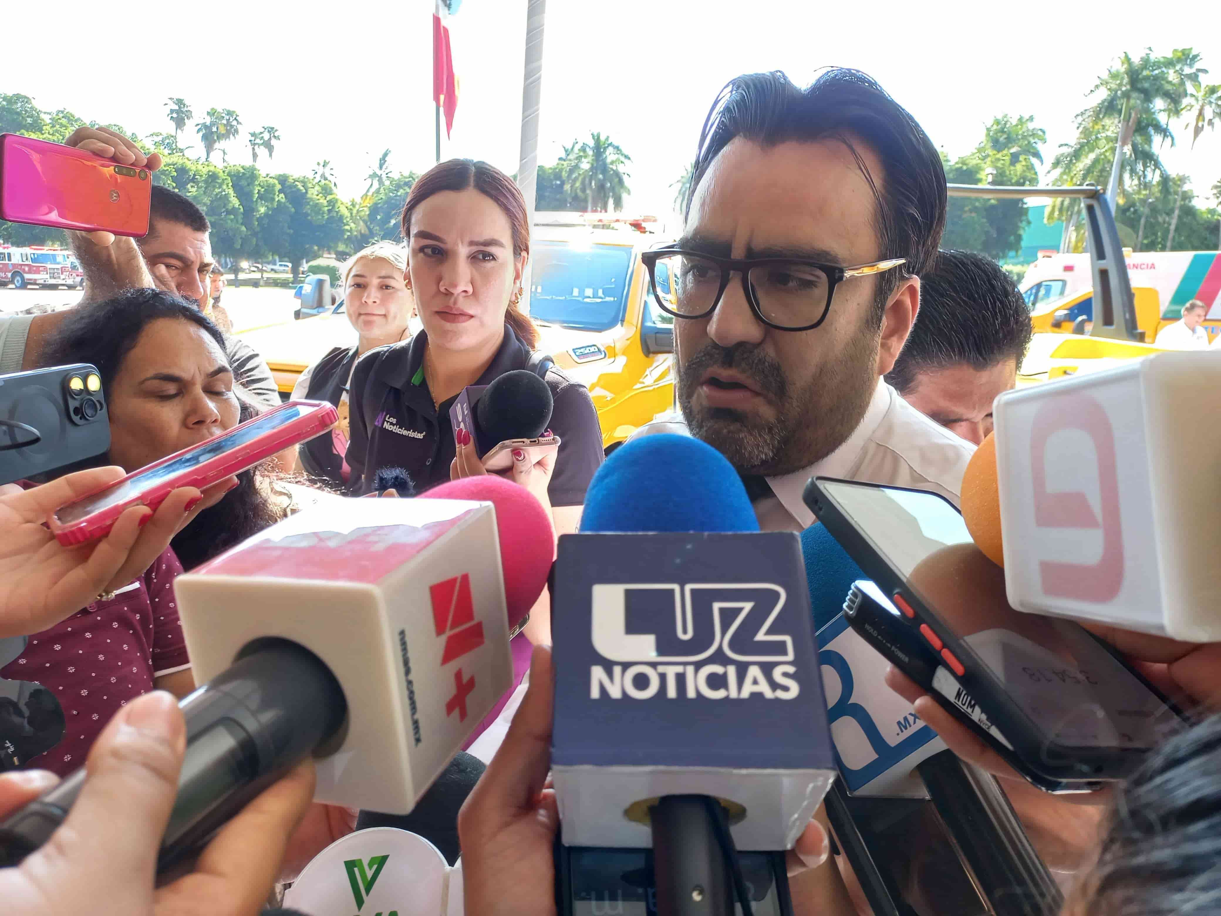 Juan de Dios Gámez Mendívil atendiendo a los medios de comunicación. FOTO: Sebastián Martínez
