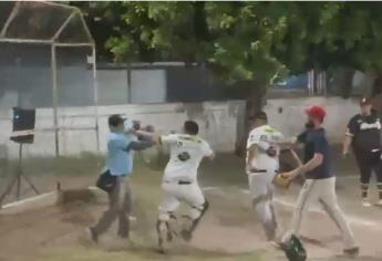 Empleado de Protección Civil Ahome golpea a un ampáyer en juego de softbol