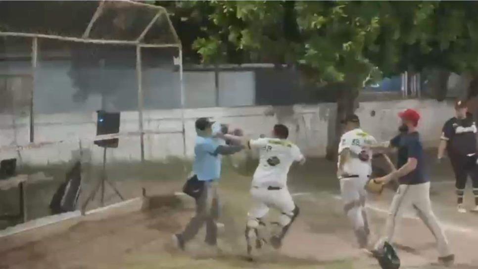 Investigan a elemento de PC que protagonizó riña en juego de softbol