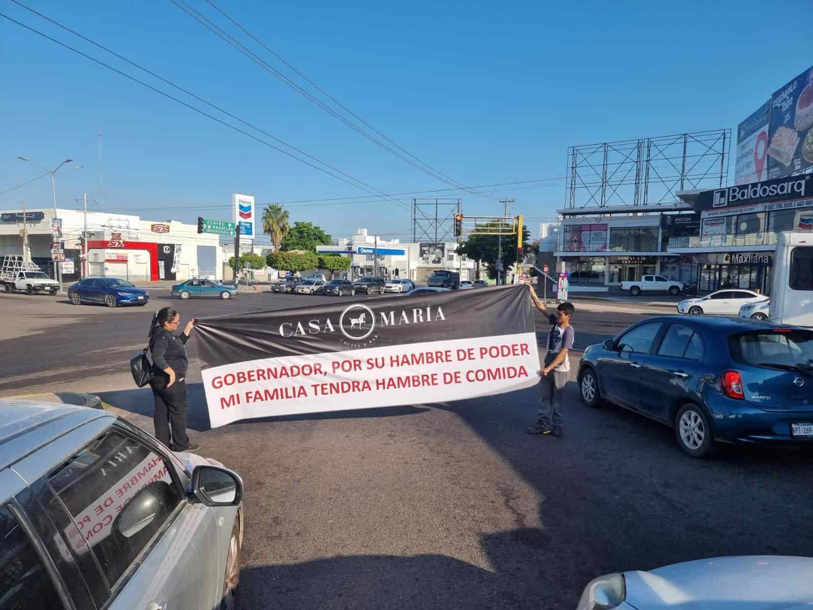 Empleados del restaurante de Cuén se manifiestan en cruceros de Culiacán