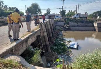 Conductor pierde el control y cae a canal en Campo El Diez, Culiacán