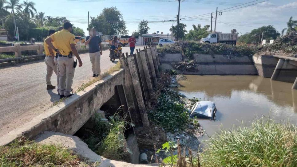 Conductor pierde el control y cae a canal en Campo El Diez, Culiacán