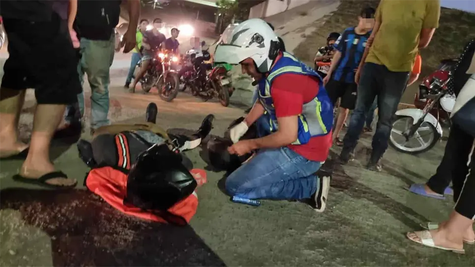 Paramédicos brindaron los primeros auxilios. FOTO: Luis Ramírez.