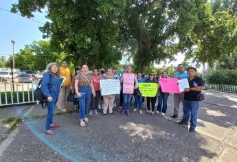 Maestros se manifiestan en SEPyC; denuncian descuentos en sus nóminas