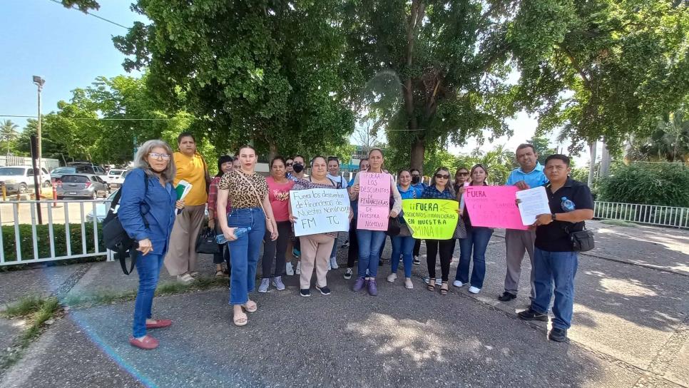 Maestros se manifiestan en SEPyC; denuncian descuentos en sus nóminas Maestros se manifiestan en SEPyC; denuncian descuentos en sus nóminas
