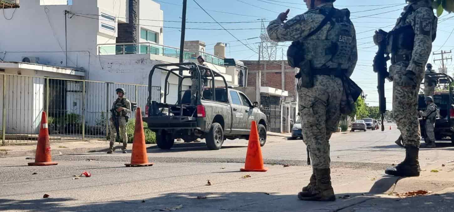 Los militares están apostados a las afueras del inmueble. FOTO: Luis Ramírez.