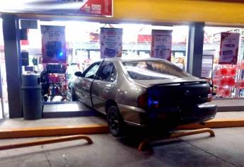 Con todo y su carro se mete a una tienda Oxxo del fraccionamiento Las Garzas, en Guamúchil