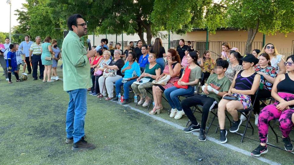 Alcalde de Culiacán y Luz Noticias se comprometen a rehabilitar cancha de los Delfines de Barrancos, en Culiacán