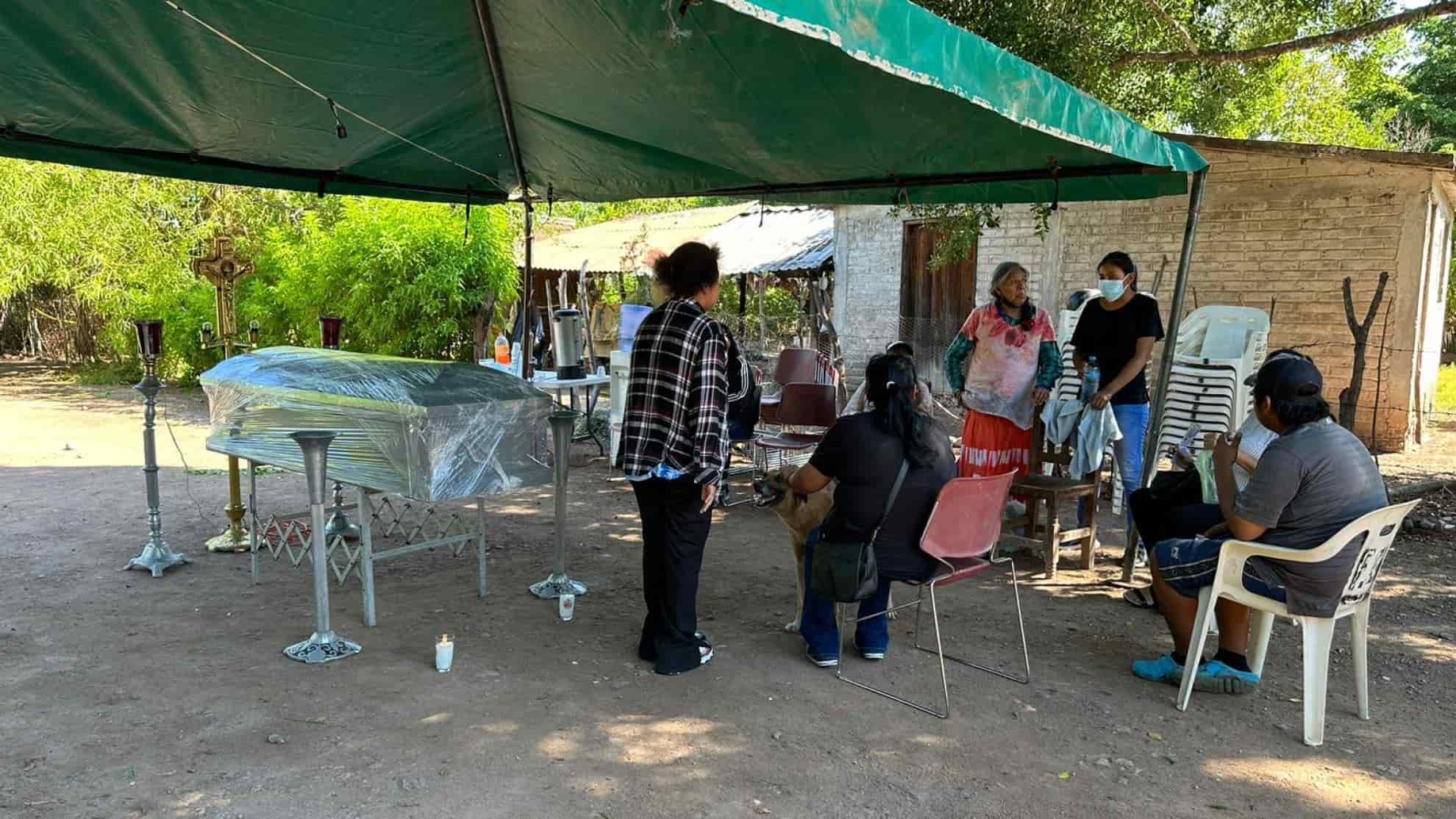 Vecinos mostraron su apoyo hacia la señora María. FOTO: Ernesto Torres.