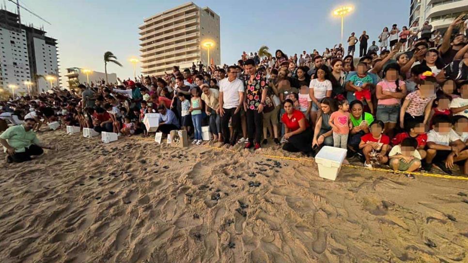 En medio del atardecer, decenas de personas viven la experiencia de liberar tortugas en playas de Mazatlán