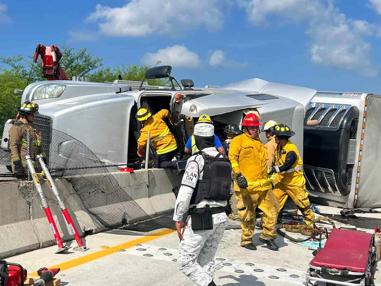 El chofer quedó prensado dentro del tráiler.