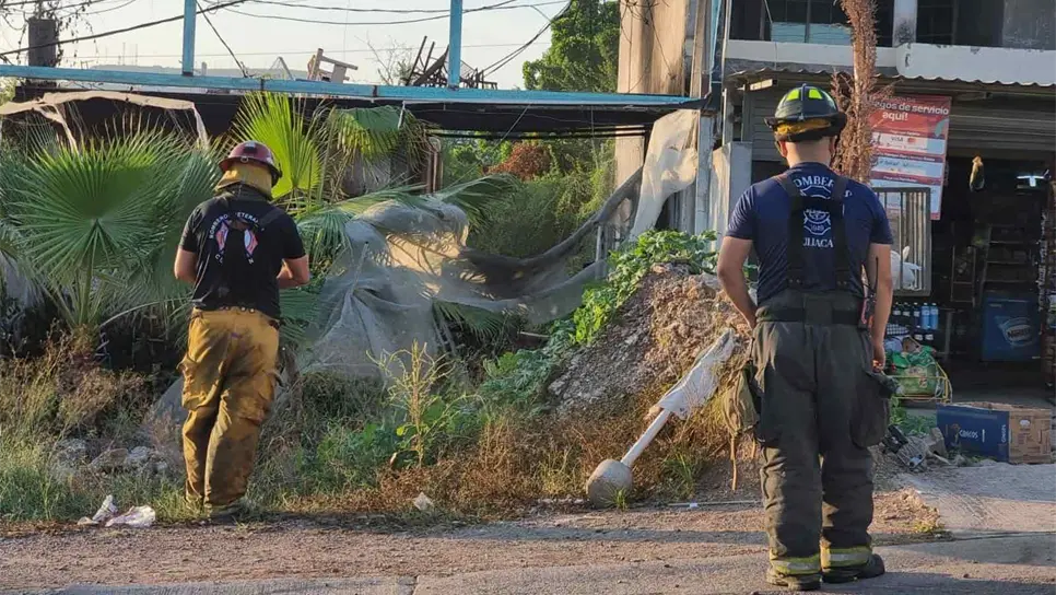 Bomberos sofocando las llamas.