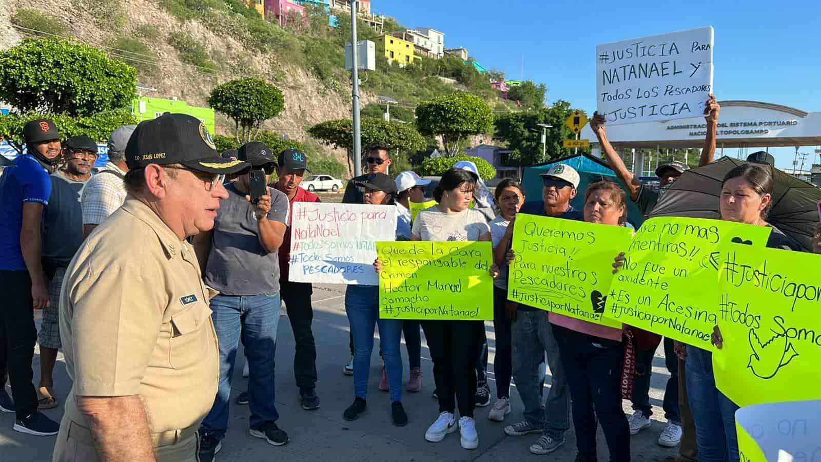 Familiares del pescador fallecido protestaron en Topolobampo, donde se ubica el Sector Naval. FOTO: Ernesto Torres.