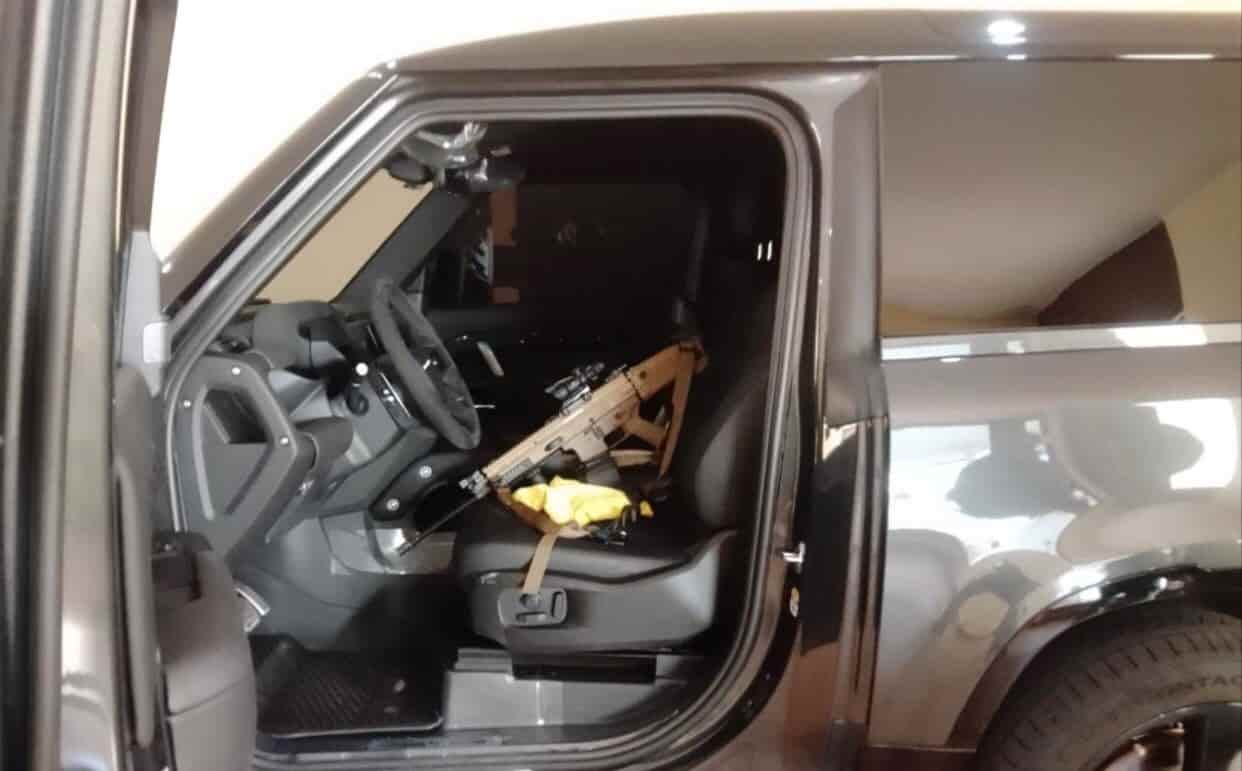 Una de las armas decomisadas en el lugar. FOTO: Cortesía