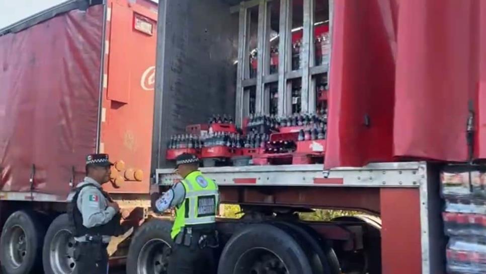 Rapiña de refrescos tras accidente de tráiler en la Maxipista Culiacán - Mazatlán