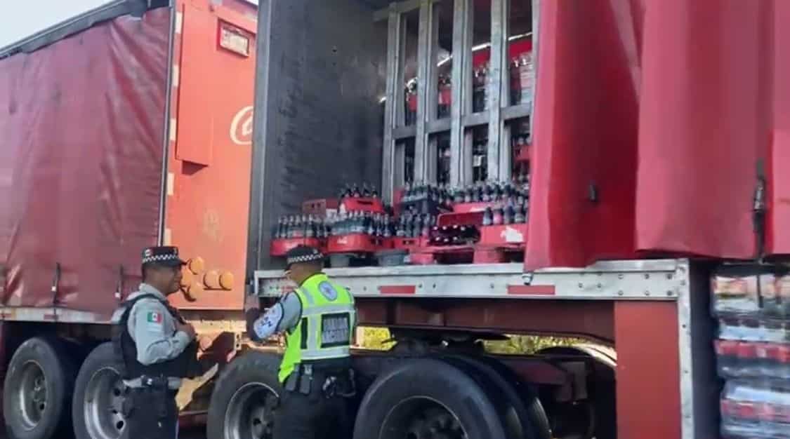 Elementos de la Guardia Nacional resguardan el camión.
