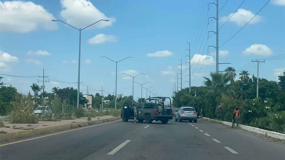 Militares blindan las salidas y entradas de Culiacán, tras megaoperativo en privada. | FOTO: Luz Noticias.