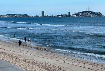Asaltante corre al mar a esconderse y policías de Mazatlán lo detienen