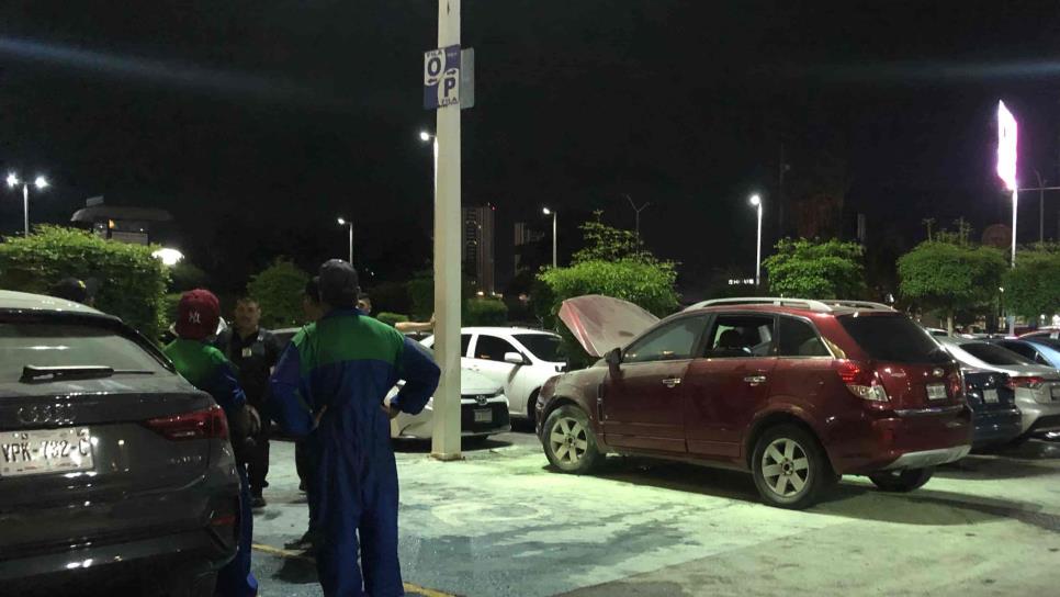 Se incendia camioneta en estacionamiento de Plaza Fórum, Culiacán