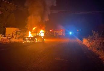 Cortocircuito deja un vehículo calcinado en un camino hacia Cosalá