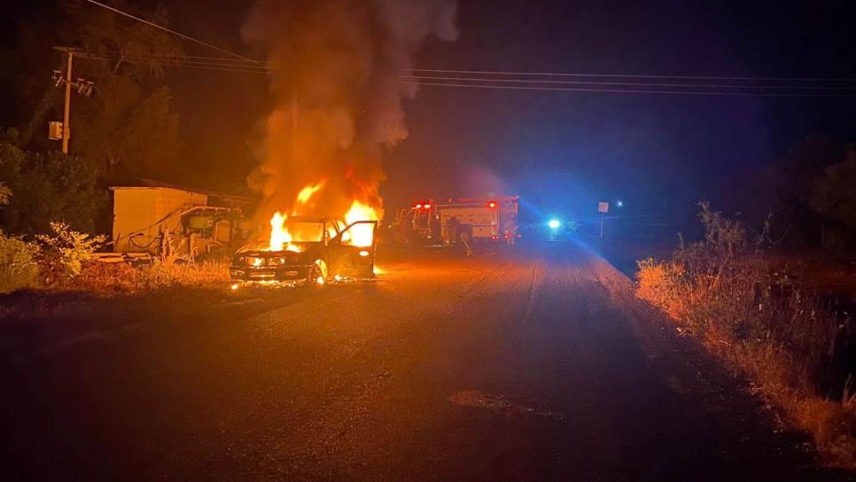 Cortocircuito deja un vehículo calcinado en un camino hacia Cosalá