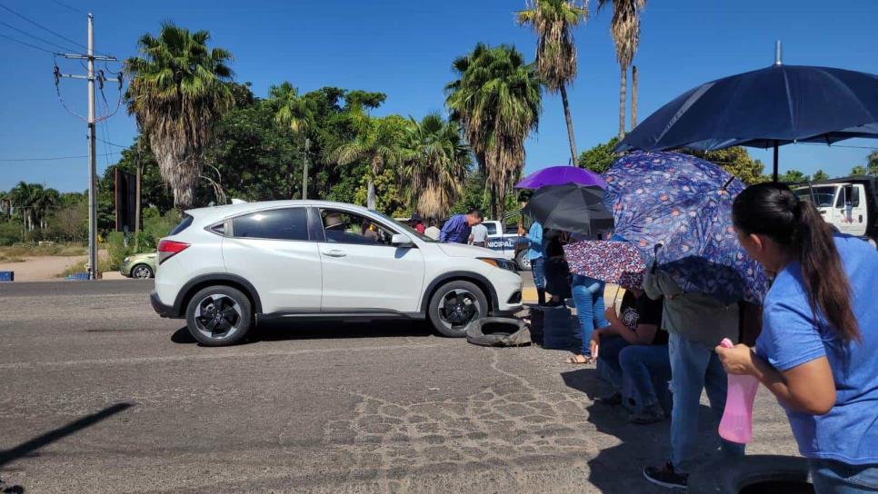 Padres bloquean carreteras en Los Taxtes, El Fuerte por escuela primaria en rezago