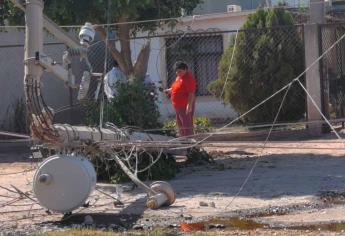 Tráiler derriba poste y deja sin luz a todo el ejido Flores Magón en Ahome