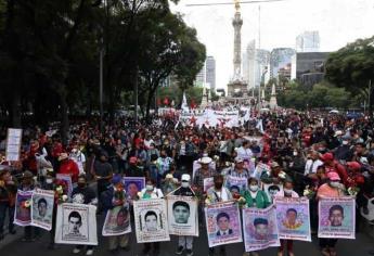 Normalistas de Ayotzinapa protestan afuera del Centro Nacional de Inteligencia | VIDEO