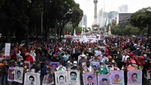 Normalistas de Ayotzinapa protestan afuera del Centro Nacional de Inteligencia | VIDEO