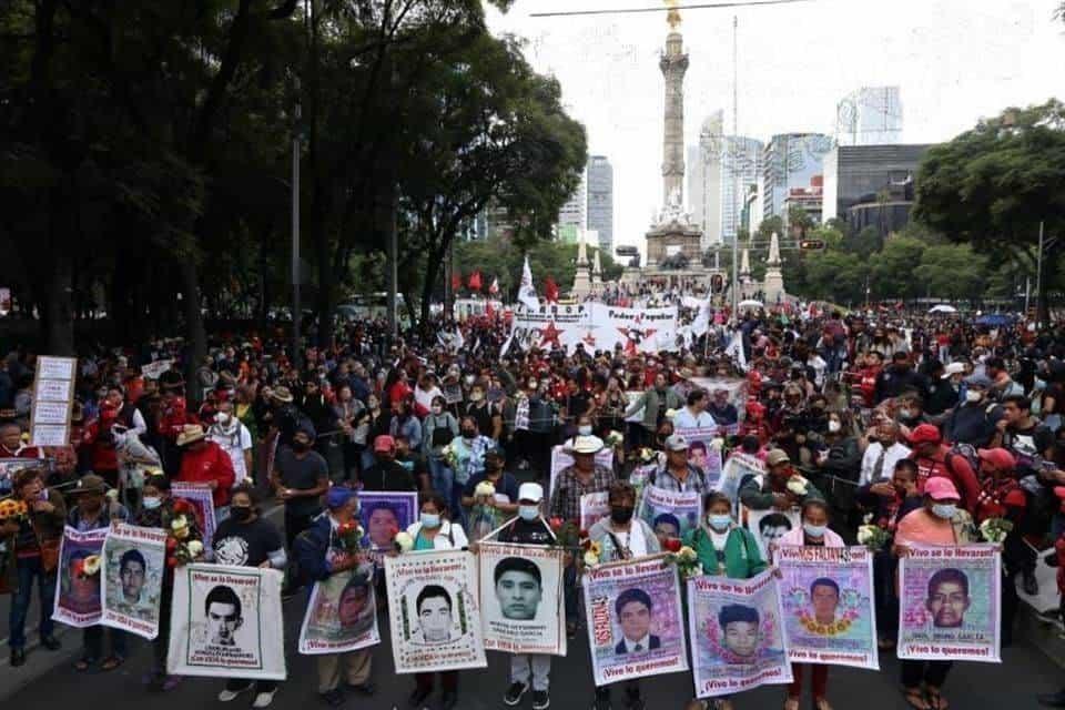 Normalistas de Ayotzinapa protestan afuera del Centro Nacional de Inteligencia | VIDEO