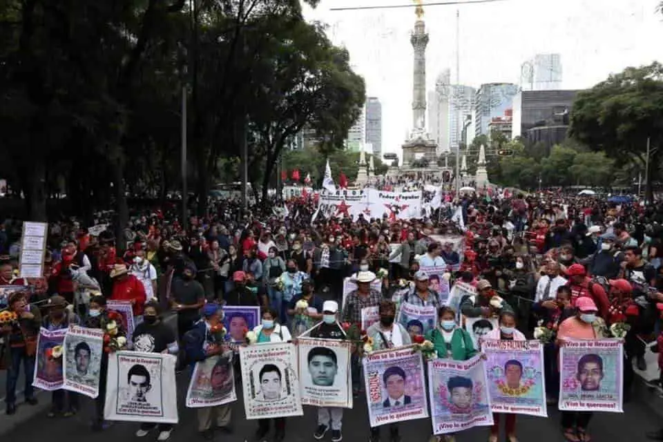 Normalistas de Ayotzinapa protestan afuera del Centro Nacional de Inteligencia. | FOTO: Twitter.