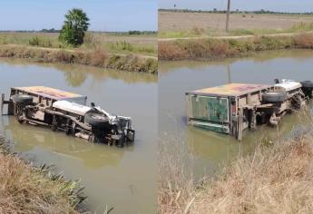 Camión cargado de botellas de té termina en un canal de riego en Guasave