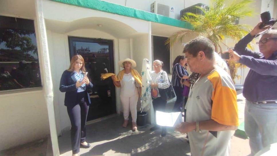 Por recibos de hasta 15 mil pesos, habitantes del Nuevo San Miguel se manifiestan contra la CFE