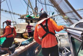 Guardia Costera de la Marina salva de hundirse a barco camaronero al norte de Mazatlán