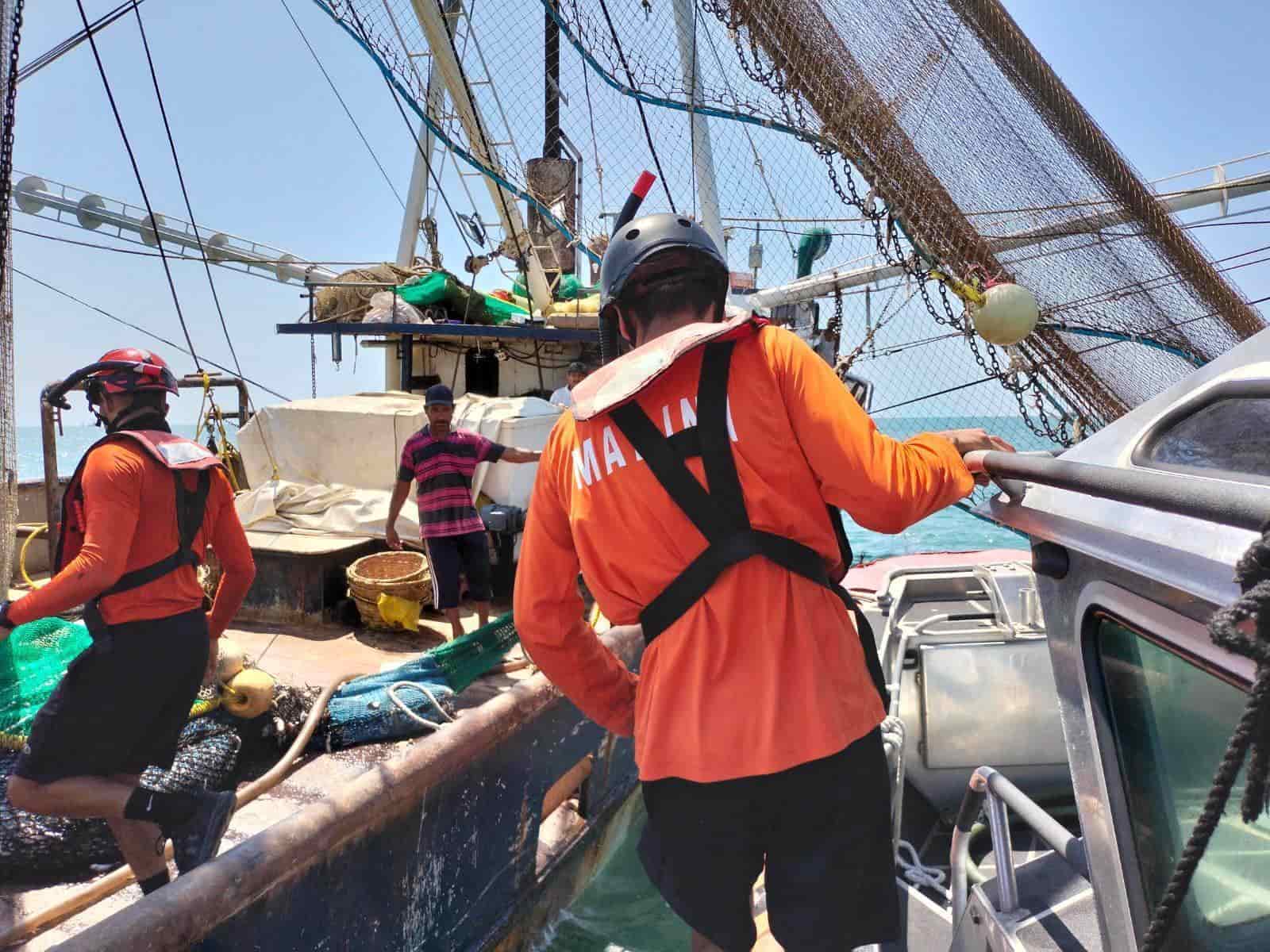 La lancha de la Guardia Costera de la Marina llegó al auxilio del barco. FOTO: Semar