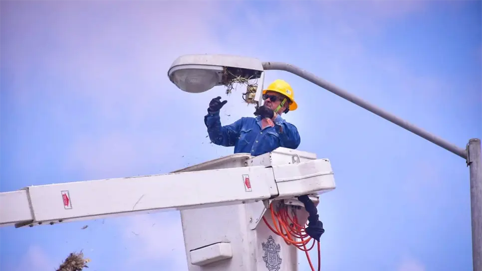 Personal del Municipio ya instala las lámparas. FOTO: Tahiry Zambrano.