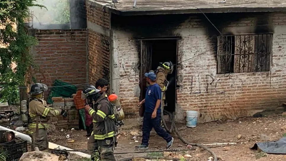 Los bomberos sofocaron las llamas. FOTO: Alfredo Juárez.