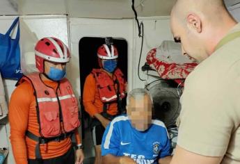 Rescatan a un adulto mayor de buque camaronero cerca de Mazatlán