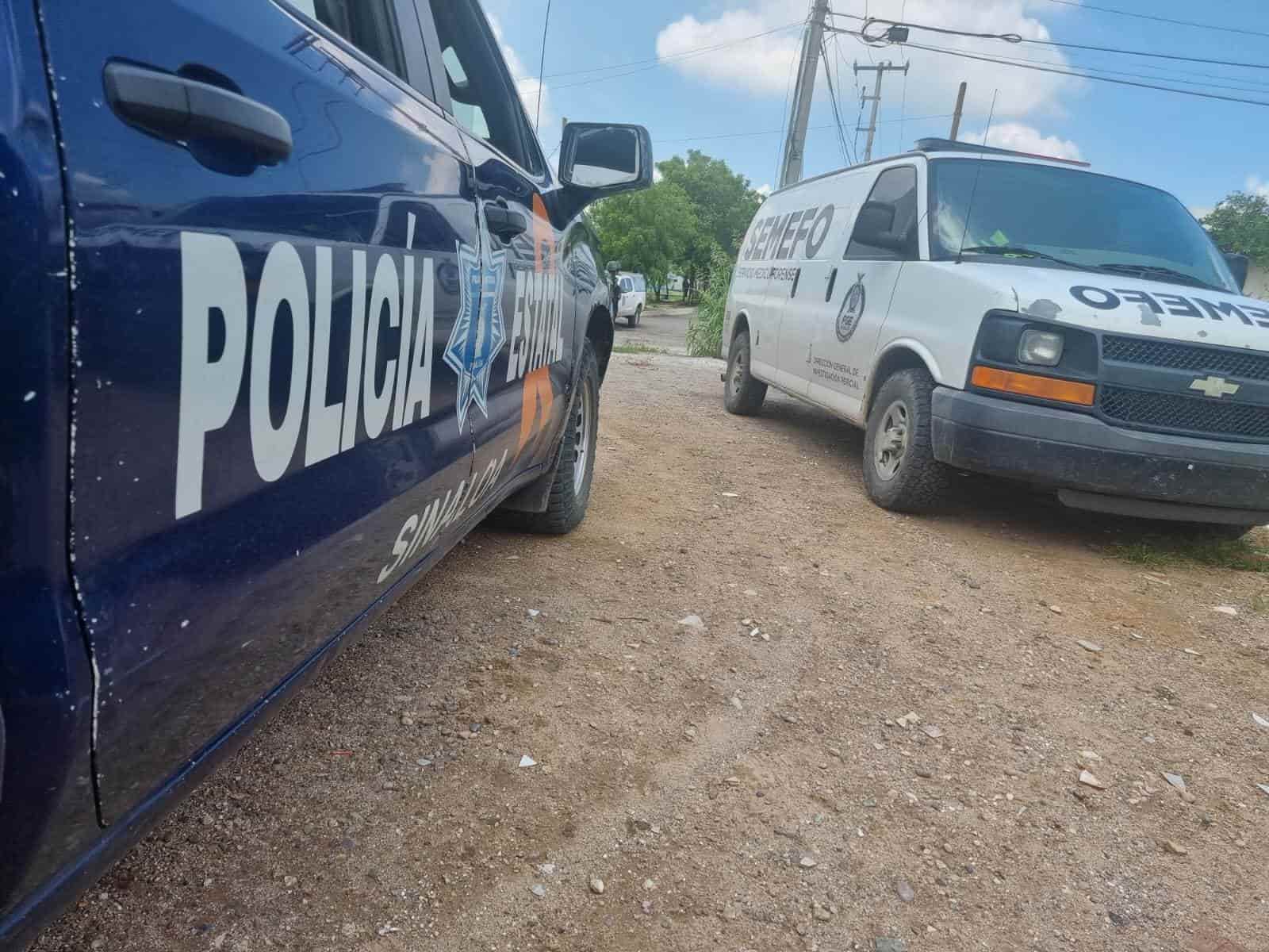 Personal policiaco y forense en el sitio del hallazgo.