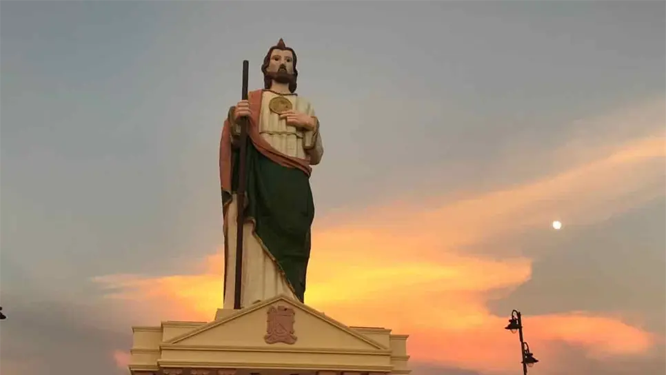 La estatua ha llamado la atención de una gran cantidad de personas, quienes la visitan en Badiraguato. FOTO: Luz Noticias.